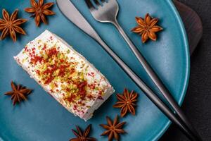 un' pezzo di delizioso dolce meringa rotolo con mascarpone formaggio, frutti di bosco e mandorle foto