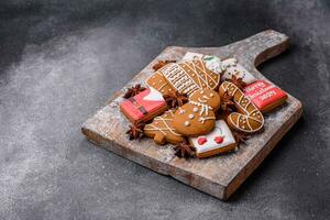 bellissimo delizioso dolce inverno Natale Pan di zenzero biscotti su un' grigio strutturato sfondo foto