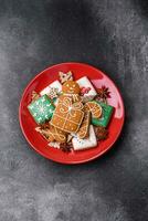 bellissimo delizioso dolce inverno Natale Pan di zenzero biscotti su un' grigio strutturato sfondo foto