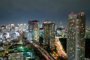 Visualizza di grattacielo e raggiante leggero traffico nel centro a notte foto