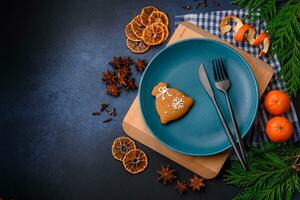 bellissimo festivo Natale composizione di un vuoto piatto, mandarino e panpepato foto
