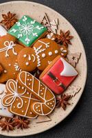 bellissimo Natale Pan di zenzero biscotti di diverso colori su un' ceramica piatto foto