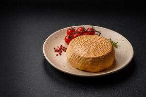 delizioso difficile mestiere formaggio fatto a partire dal mucca o capra latte foto