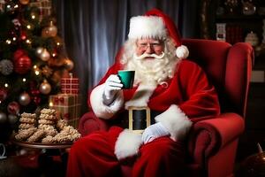 ai generativo. contento Santa Claus seduta contro il sfondo di un' Natale albero con un' tazza di latte e un' vassoio di biscotti foto