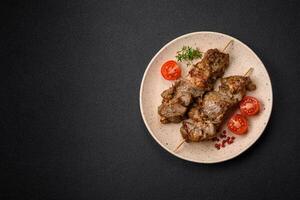 delizioso fritte shish kebab di pollo o Maiale carne con sale, spezie e erbe aromatiche foto