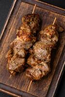 delizioso fritte shish kebab di pollo o Maiale carne con sale, spezie e erbe aromatiche foto