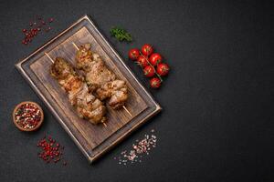 delizioso fritte shish kebab di pollo o Maiale carne con sale, spezie e erbe aromatiche foto