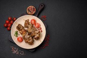 delizioso fritte shish kebab di pollo o Maiale carne con sale, spezie e erbe aromatiche foto