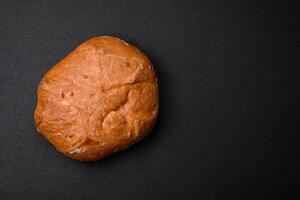 delizioso fresco croccante Marrone pane con semi e cereali foto