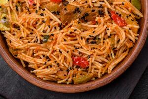 delizioso udon tagliatelle con carne o frutti di mare, la verdura, sale e spezie foto