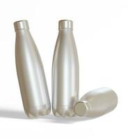 acqua bottiglia isolato su bianca sfondo interpretazione 3d illustrazione con metallico struttura foto