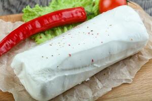 Mozzarella al di sopra di di legno sfondo foto