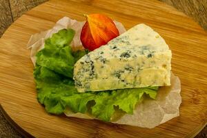 blu formaggio al di sopra di di legno sfondo foto