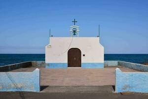 un' piccolo cappella su il spiaggia foto