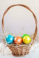 multicolore Pasqua uova menzogna nel un' cestino. foto
