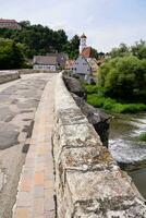 un' ponte al di sopra di un' fiume con un' cittadina su il altro lato foto