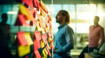 attività commerciale persone guardare a un' tavola con post-it. generativo ai foto