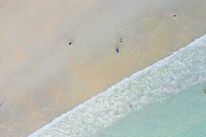 superiore Visualizza flatlay aereo di Phuket Provincia Tailandia con copia spazio zona su sbalorditivo bellissimo turchese mare paesaggio e surfman viaggiatore su il spiaggia. foto