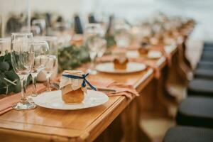 nozze tavolo ambientazione nel un' ristorante decorato con fiori e candele foto