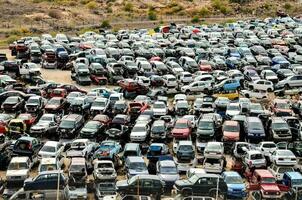 un' grande lotto pieno di macchine foto