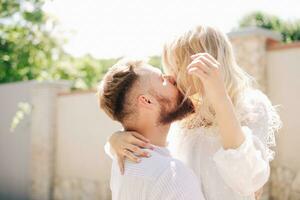 amorevole e contento coppia baci all'aperto nel estate foto