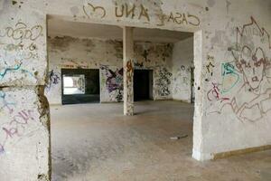 un abbandonato edificio con graffiti su il muri foto