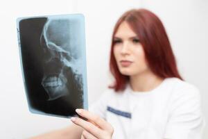dentista medico controllo dentale raggi X ortopantomogramma. dentale panoramico radiografia foto