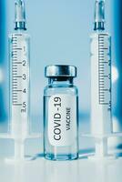 covid-19 coronavirus vaccino. fiala e siringa avvicinamento. concetto foto