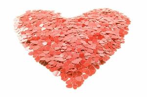 cuore sagomato rosso coriandoli nel il forma di un' cuore foto