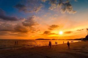ao nang krabi, thailandia, 2020 - persone sulla spiaggia al tramonto