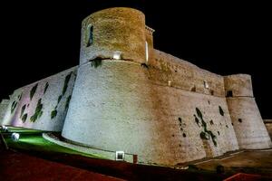 il castello a notte con un' illuminato sentiero foto