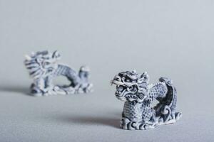 Due ceramica draghi su un' grigio sfondo per Cinese nuovo anno foto