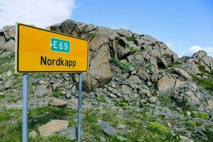 strada cartello per nordkapp nel il montagne foto