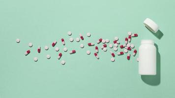 assortimento minimo di pillole medicinali foto