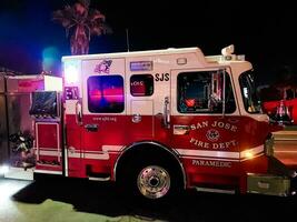 san jose, California, Stati Uniti d'America - 09.02.2023 fuoco camion con lampeggiante luci a notte, chiamato per un' fuoco allarme nel il città. foto