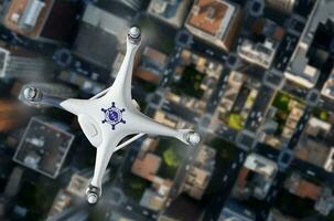 superiore Visualizza di un' polizia legge rinforzo fuco UAV nel volo al di sopra di città strade e edifici. foto