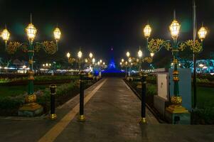 sera a il tugu monumento, con molto bellissimo luci. Posizione nel malang, est Giava - Indonesia foto