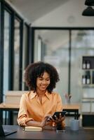 asiatico donna sensazione emicrania testa ceppo.oberato di lavoro donna d'affari finanziere mentre Lavorando su il computer portatile e tavoletta a ufficio. foto