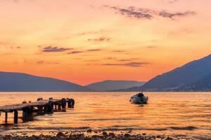 bellissimo tramonto con molo e pesca barca foto