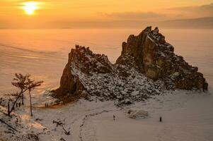 tramonto Visualizza di sciamano roccia uno di sacro posto nel congelato lago baikal nel inverno stagione di Siberia, Russia. foto