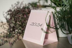 scrivania calendario 2024 su un' mensola tra Casa impianti foto