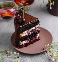 cioccolato torta con ciliegie e cioccolato crema foto