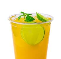 alcool cocktail con arancia succo e lime fette foto