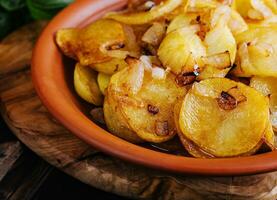 fritte patate con cipolle su di legno vassoio foto
