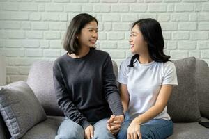 contento asiatico lesbica coppia, LGBTQ mostrando amore e romanza insieme a casa. foto
