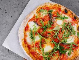 napoli Pizza o acciughe Pizza su cottura al forno carta foto