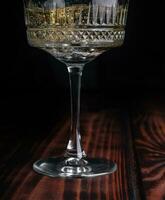 bicchiere di Champagne con spruzzata, isolato su nero sfondo foto
