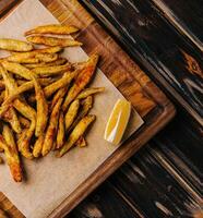 di legno tavola di fritte bianchetti con fette di Limone foto