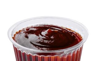 plastica piatto di barbecue salsa su bianca sfondo foto