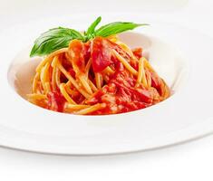 spaghetti con pomodoro salsa e ciliegia pomodori con basilico foto